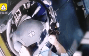 Hành khách cướp tay lái của tài xế xe buýt suýt gây tai nạn kinh hoàng