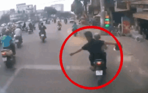 Clip: 2 người đàn ông cố tình lạng lách trước đầu xe tải để 'trêu ngươi' và màn đáp trả của tài xế xe tải khiến nhiều người ngao ngán