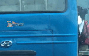 Clip: Hãi hùng cảnh tượng nữ sinh bám trên cửa xe ô tô khách đang chạy bon bon trên đường