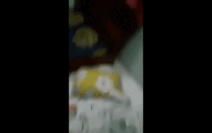 Clip: Cha thẳng tay quăng quật con gái 1 tuổi tại phòng trọ khiến nhiều người phẫn nộ