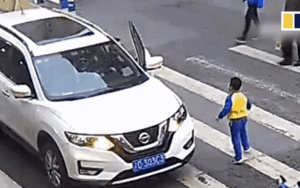 Cậu bé trở thành hiện tượng khi mắng tài xế vì đâm trúng mẹ mình