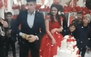 Chú rể cục cằn đập vỡ chai rượu trong lễ cưới khiến ai cũng 'choáng'