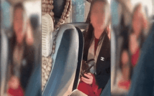 Tranh cãi dữ dội giữa nam tài xế và vị khách nữ chỉ vì việc đóng mở cửa xe