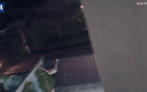 Mới vừa trèo qua cổng nhà dân, tên trộm hậu đậu đã gặp 'tai nạn' suýt vỡ mặt