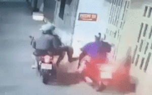 Phẫn nộ clip 2 thanh niên táo tợn dùng xịt hơi cay cướp xe, lắc vàng của người phụ nữ ở Sài Gòn