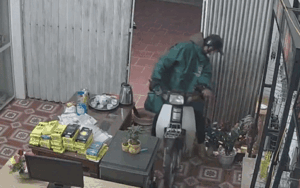 Clip: Người đàn ông mặc áo mưa ngang nhiên phá khóa cửa rồi dắt trộm xe máy