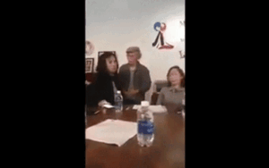 Phụ huynh tát thẳng vào mặt giáo viên trung tâm nghệ thuật trong buổi họp