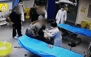 Đang được sơ cứu, nam thanh niên còn sàm sỡ nữ bác sĩ