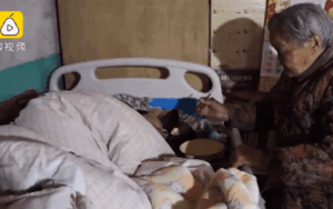 Mẹ 84 tuổi chăm sóc con trai liệt giường suốt nửa thế kỷ mà không một lời than vãn