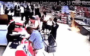 Quay lưng đi chỉ vài giây, người bà hoảng loạn rơi nước mắt vì cháu bị bắt cóc