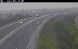 Kinh hãi giây phút tài xế xe khách đánh lái tránh ô tô ‘liều mạng’ đi lùi trên cao tốc