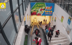 Nghịch ngợm không chịu đi đúng đường, cậu bé trượt chân ngã xuống kẽ nứt thang cuốn