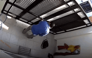 Clip: Người đàn ông leo tường vào nhà dân, mang theo hộp 'đồ nghề' bẻ khóa trộm tài sản khiến nhiều người ngao ngán