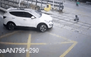 Kinh hoàng clip nữ nhân viên gác chắn bị ô tô cuốn vào gầm khi đang vệ sinh đường ray