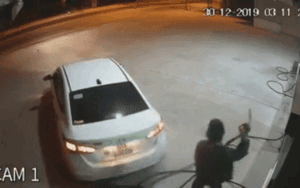 Clip: Tài xế ô tô mạnh miệng gọi nhân viên đổ đầy bình xăng rồi thản nhiên quỵt tiền