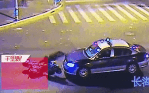 Mặc kệ tài xế đã dừng xe, người đàn ông vẫn lao vào xe để ăn vạ