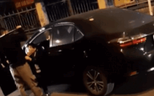 Clip: Nam thanh niên dùng gậy bóng chày đánh tài xế lái ô tô trong đêm khiến nhiều người phẫn nộ