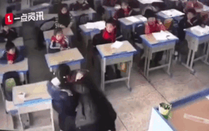 Thầy giáo Trung Quốc phạt học sinh bằng cách dốc ngược đầu xuống đất khiến cư dân mạng phẫn nộ