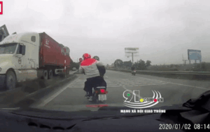 Clip: Nghe tiếng phanh gấp của ô tô, người phụ nữ hoảng sợ nhảy khỏi xe máy văng xuống đường