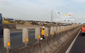 Clip: Hốt hoảng trước cảnh người phụ nữ chở con nhỏ, không đội mũ bảo hiểm liều mình chạy ngược chiều trên cao tốc