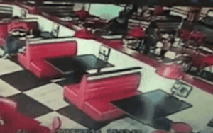 Cô bé 12 tuổi dũng cảm bảo vệ em trai khỏi tay kẻ bắt cóc điên loạn