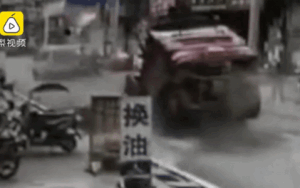 Xe tải đi trúng đoạn đường lở đất, tài xế thoát chết ngoạn mục