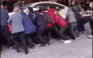 Ô tô chắn đường xe cứu hỏa giữa lúc lửa cháy lan nhanh, người dân chung cư hợp sức làm điều này