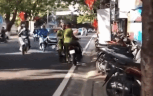 Cán bộ công an đi xe máy ngược chiều trên phố bị ‘đồng nghiệp’ bắt quả tang