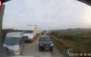 Clip: Tài xế container ‘ép’ ô tô đi ngược chiều phải lùi hàng trăm mét về đúng làn đường của mình