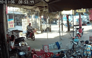 Cụ ông chạy xe đạp điện ‘tạt đầu’ container thoát chết thót tim