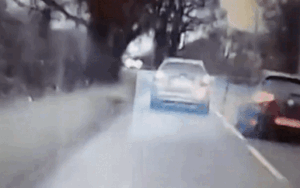 Vượt ẩu giữa khúc cua tử thần, tài xế lao giữa hai xe ô tô suýt gây tai nạn kinh hoàng