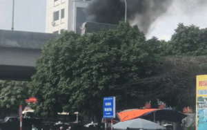 Clip ô tô bốc cháy dữ dội ở Hà Nội, khói đen bốc cao mù mịt