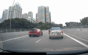 Đang đi, người phụ nữ mở cửa xe ô tô ném túi xách xuống đường gây tai nạn liên hoàn