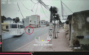 Thót tim clip tài xế phanh 'cháy lốp', đánh lái khiến xe khách xoay ngang để cứu cụ ông sang đường bất cẩn