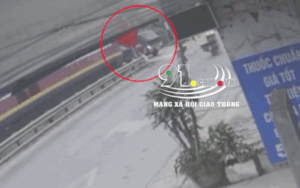 Clip: Hoảng hốt trước khoảnh khắc tàu hỏa tông trực diện xe tải băng qua đường ray