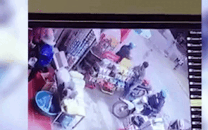 Clip: Không người trông coi, cháu bé chạy ngang qua đường bị xe ben đâm tử vong