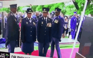 Cảnh sát Nam Phi 'thành trò cười' cho dân mạng khi nhầm lẫn trái phải ngay trên truyền hình trực tiếp