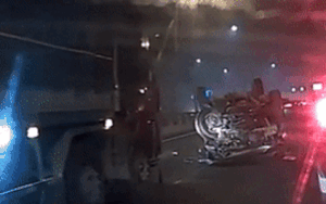 Clip: Vượt ẩu trên cao tốc, ô tô bị xe tải húc lật ngửa ngày giáp Tết