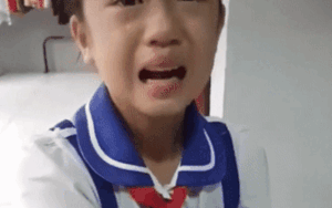 Không nhịn được cười trước màn ‘khóc giùm’ của cô bạn học sinh tiểu học