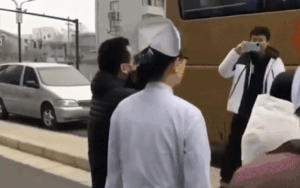 Người đàn ông òa khóc khi tiễn vợ lên đường đến Vũ Hán hỗ trợ đối phó dịch corona