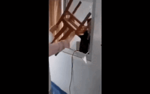 Trở về từ Vũ Hán, người đàn ông tuyệt vọng cầu xin vì bị gia đình giam giữ