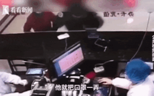 Cởi khẩu trang rồi nhổ nước bọt vào mặt nhân viên y tế, người đàn ông nhận cái kết nhớ đời