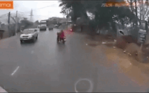 Clip: Thót tim cảnh người phụ nữ đánh lao từ hẻm ra đường, tay lái loạng choạng trước đầu xe tải