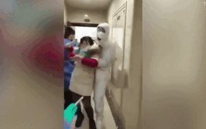 Người nghi nhiễm virus corona bị cưỡng chế kéo đến trạm cách ly gây sốc