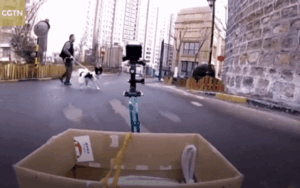 Clip dùng xe điều khiển từ xa đi mua đồ ăn giữa dịch corona hoành hành