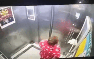 Người phụ nữ nhổ nước bọt lên nút bấm thang máy