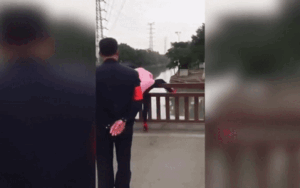 Bị ngăn qua cầu vì không mang khẩu trang, người phụ nữ có hành động khó ngờ