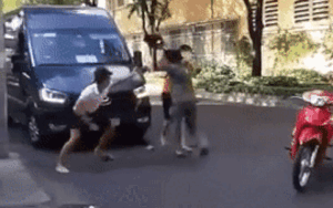 Va chạm giao thông, tài xế ô tô bị hai thanh niên đi xe gắn máy lao vào đánh đổ máu đầu