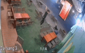 Mâu thuẫn tại quán net, nhóm 10 thanh thiếu niên cầm mã tấu chém 1 người gục tại chỗ