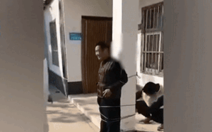 Ra đường mùa dịch nhưng không đeo khẩu trang, người đàn ông bị trói vào cột gây tranh cãi